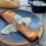 Salmón jugoso cocinado en freidora de aire, bañado en una cremosa salsa de eneldo. ¡Una delicia fácil y rápida!
