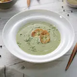 Un cremoso pure de verduras, decorado con tostadas crujientes y perejil fresco. Un plato ligero y saludable.