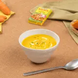 Crema de zanahoria y patata sin nata, con un toque de naranja y perejil. Ingredientes frescos y caldo vegetal para una delicia saludable.