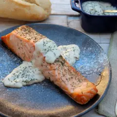 Salmón jugoso cocinado en freidora de aire, bañado en una cremosa salsa de eneldo. ¡Una delicia fácil y rápida!