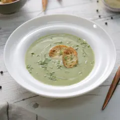 Un cremoso pure de verduras, decorado con tostadas crujientes y perejil fresco. Un plato ligero y saludable.