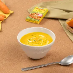Crema de zanahoria y patata sin nata, con un toque de naranja y perejil. Ingredientes frescos y caldo vegetal para una delicia saludable.
