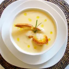 Crema de puerros y patatas con nata, coronada con picatostes crujientes y un toque de romero.