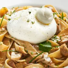 Pasta con burrata y champiñones, un plato cremoso y delicioso.