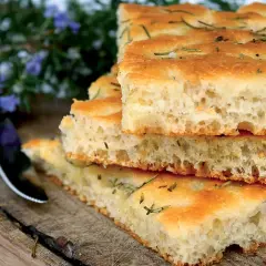 Focaccia con romero, perfecta para aprender como hacer pizza casera.