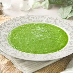 Crema de espinacas, un plato verde vibrante servido en un cuenco decorado, listo para disfrutar.