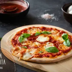 Pizza Margarita recién horneada, con tomate, mozzarella derretida y albahaca fresca. ¡Un clásico irresistible!
