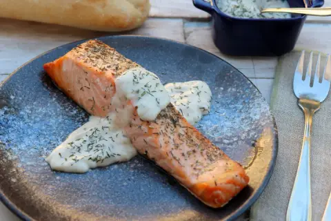 Salmón jugoso cocinado en freidora de aire, bañado en una cremosa salsa de eneldo. ¡Una delicia fácil y rápida!