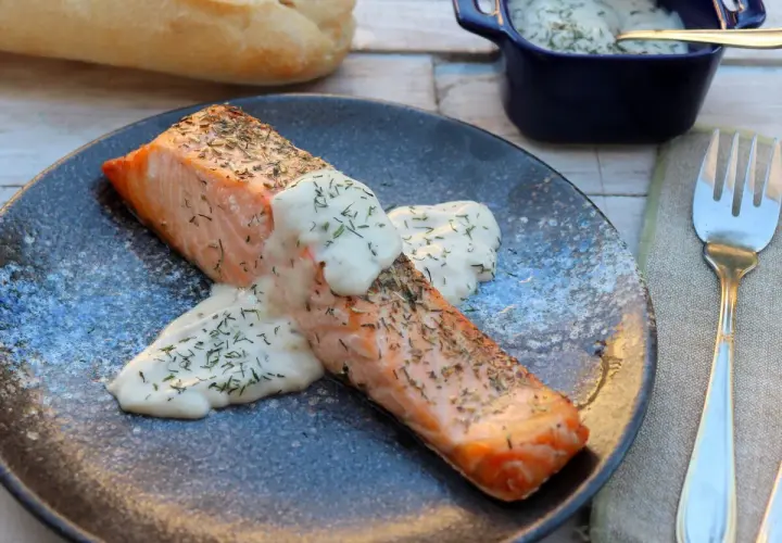 Salmón jugoso cocinado en freidora de aire, bañado en una cremosa salsa de eneldo. ¡Una delicia fácil y rápida!