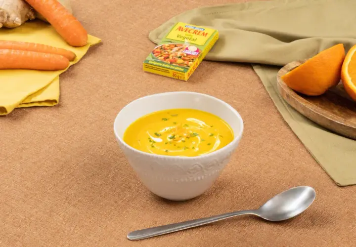 Crema de zanahoria y patata sin nata, con un toque de naranja y perejil. Ingredientes frescos y caldo vegetal para una delicia saludable.