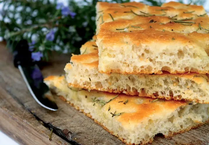 Focaccia con romero, perfecta para aprender como hacer pizza casera.