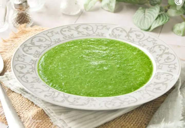 Crema de espinacas, un plato verde vibrante servido en un cuenco decorado, listo para disfrutar.