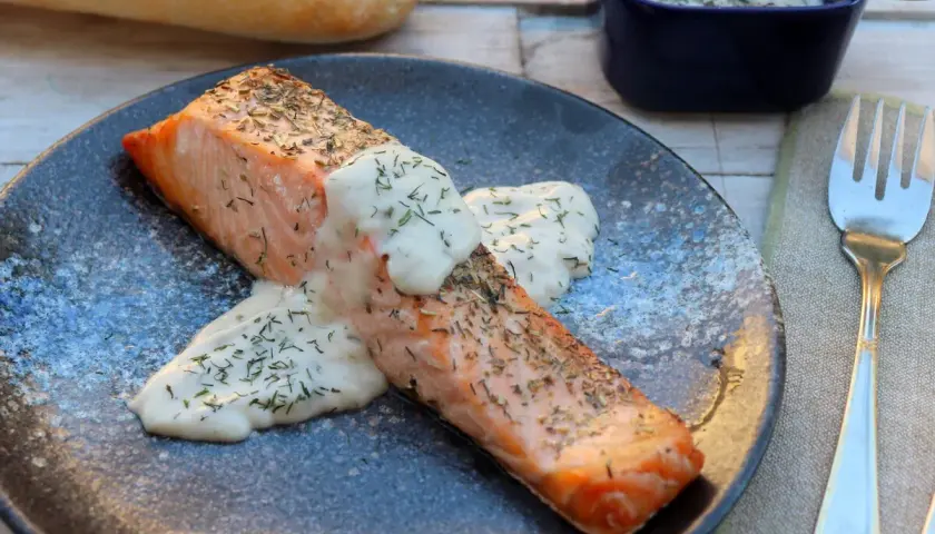 Salmón jugoso cocinado en freidora de aire, bañado en una cremosa salsa de eneldo. ¡Una delicia fácil y rápida!