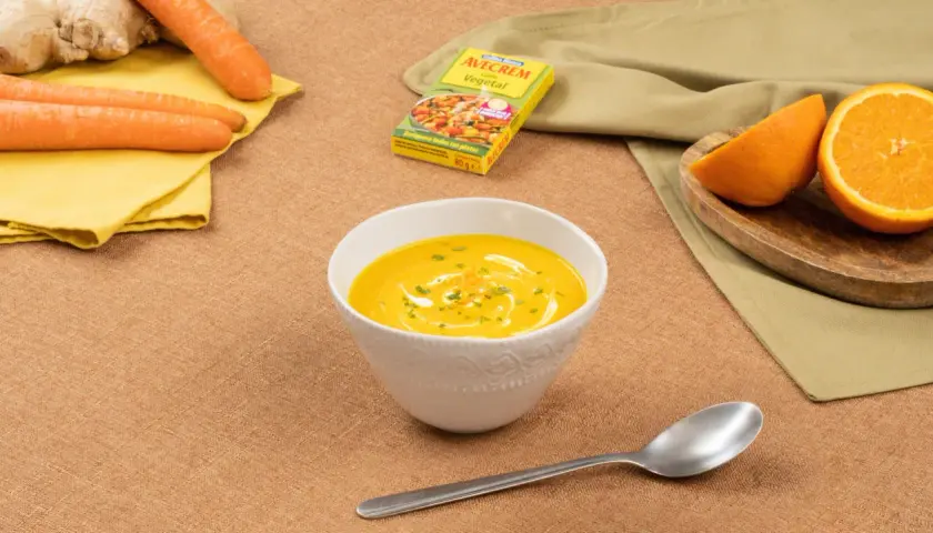 Crema de zanahoria y patata sin nata, con un toque de naranja y perejil. Ingredientes frescos y caldo vegetal para una delicia saludable.