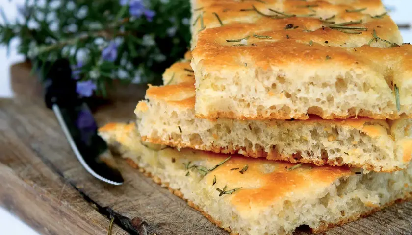 Focaccia con romero, perfecta para aprender como hacer pizza casera.
