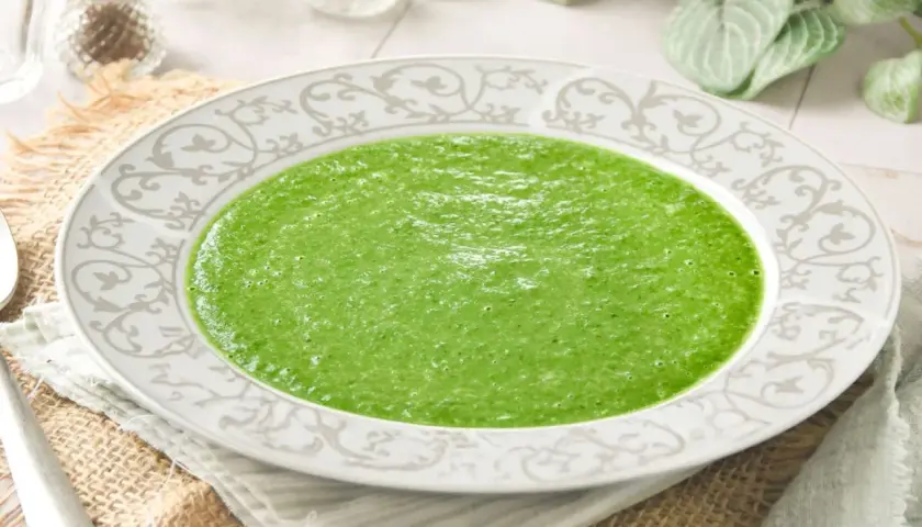 Crema de espinacas, un plato verde vibrante servido en un cuenco decorado, listo para disfrutar.