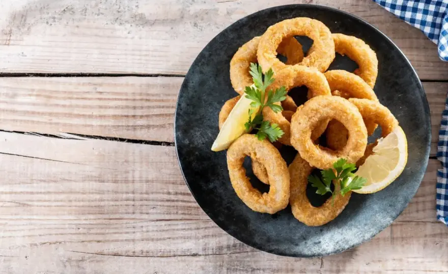 Calamares fritos crujientes y tiernos - trucos de taberna