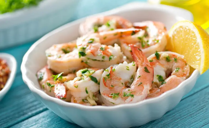 Langostinos a la plancha jugosos con ajo, limón y perejil