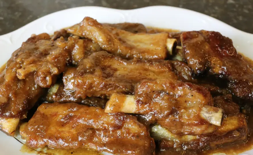 Costillas guisadas de la abuela, tiernas y con salsa casera