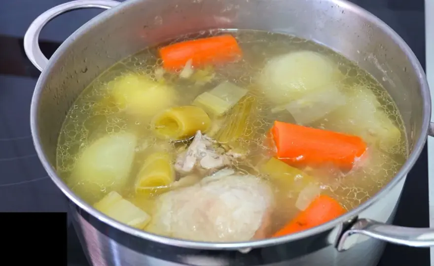 Caldo de pollo casero con sabor y trucos para conservarlo