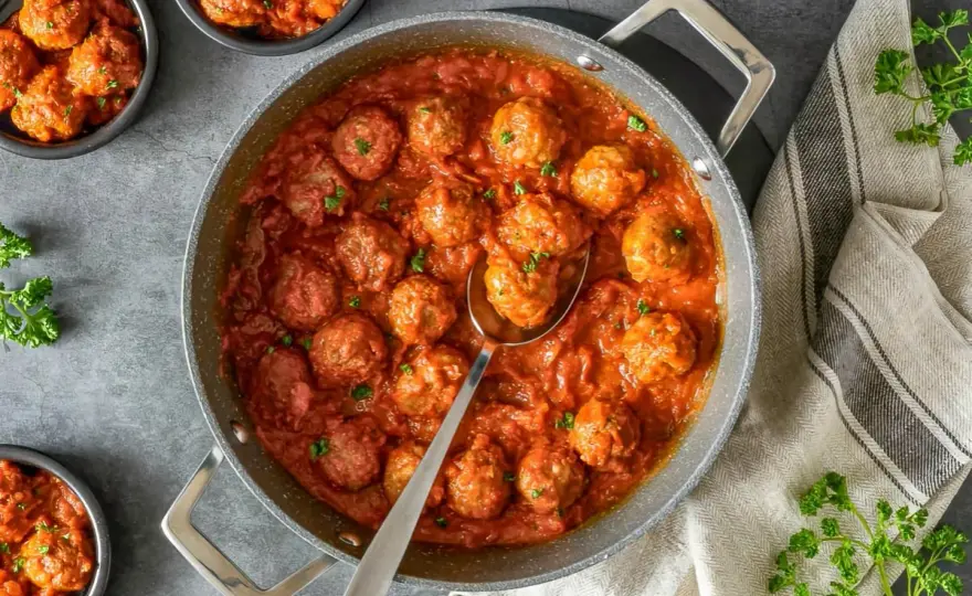 Albóndigas tiernas y jugosas con salsa española o de tomate
