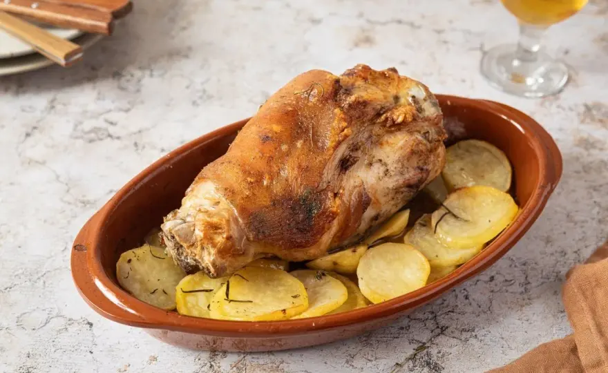 Codillo de cerdo tierno y crujiente - cómo hacerlo al horno