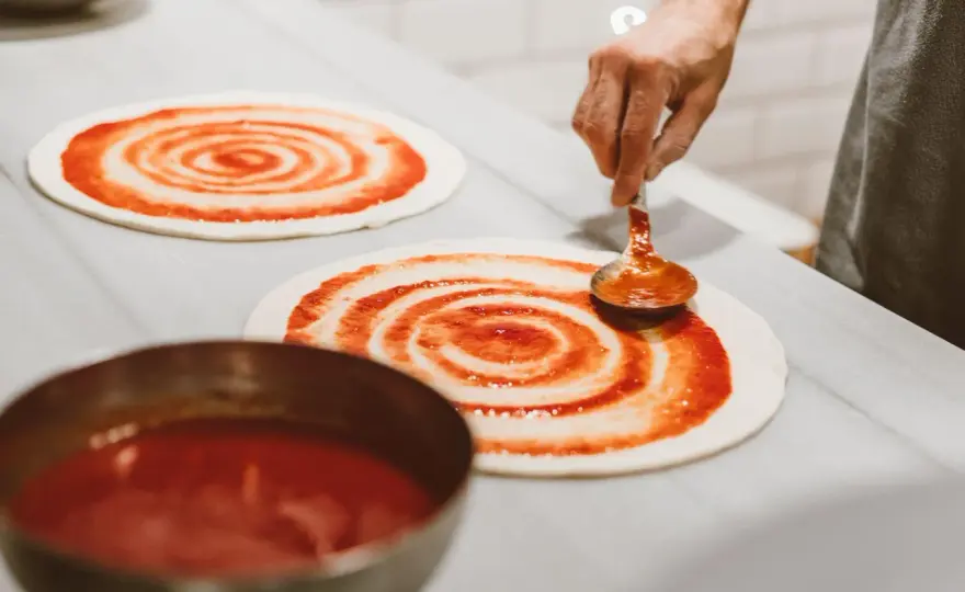 Masa de pizza casera bien fermentada en horno doméstico
