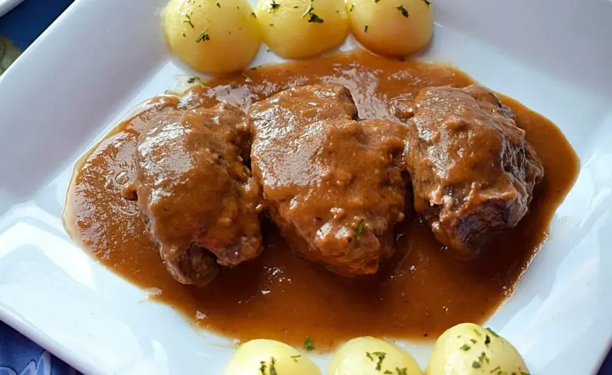 Carrilleras de ternera al vino tinto, tiernas y melosas