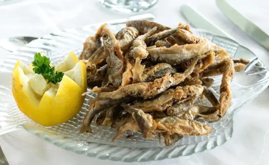 Fritura de pescado crujiente y jugosa en casa
