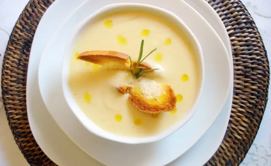 Crema de puerro y patata con nata, caliente o fría