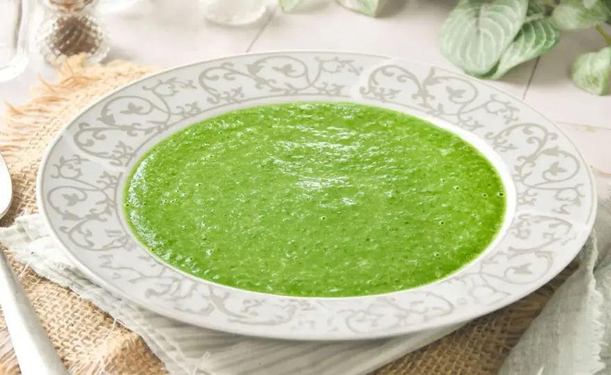 Crema de espinacas casera con color vivo y textura fina