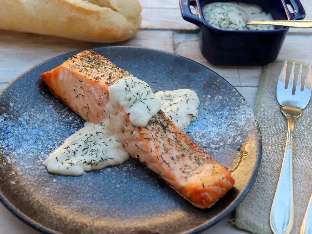 Salmón jugoso cocinado en freidora de aire, bañado en una cremosa salsa de eneldo. ¡Una delicia fácil y rápida!