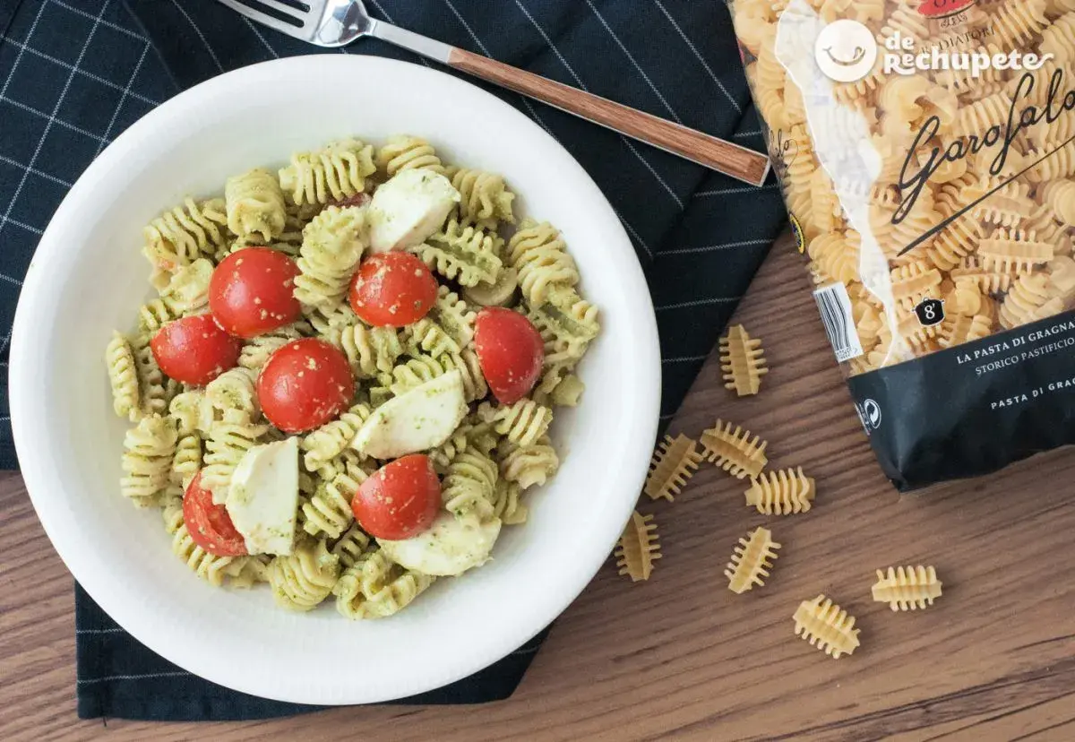 Ensalada de pasta al pesto con tomates cherry y mozzarella fresca. Un plato ligero y delicioso.