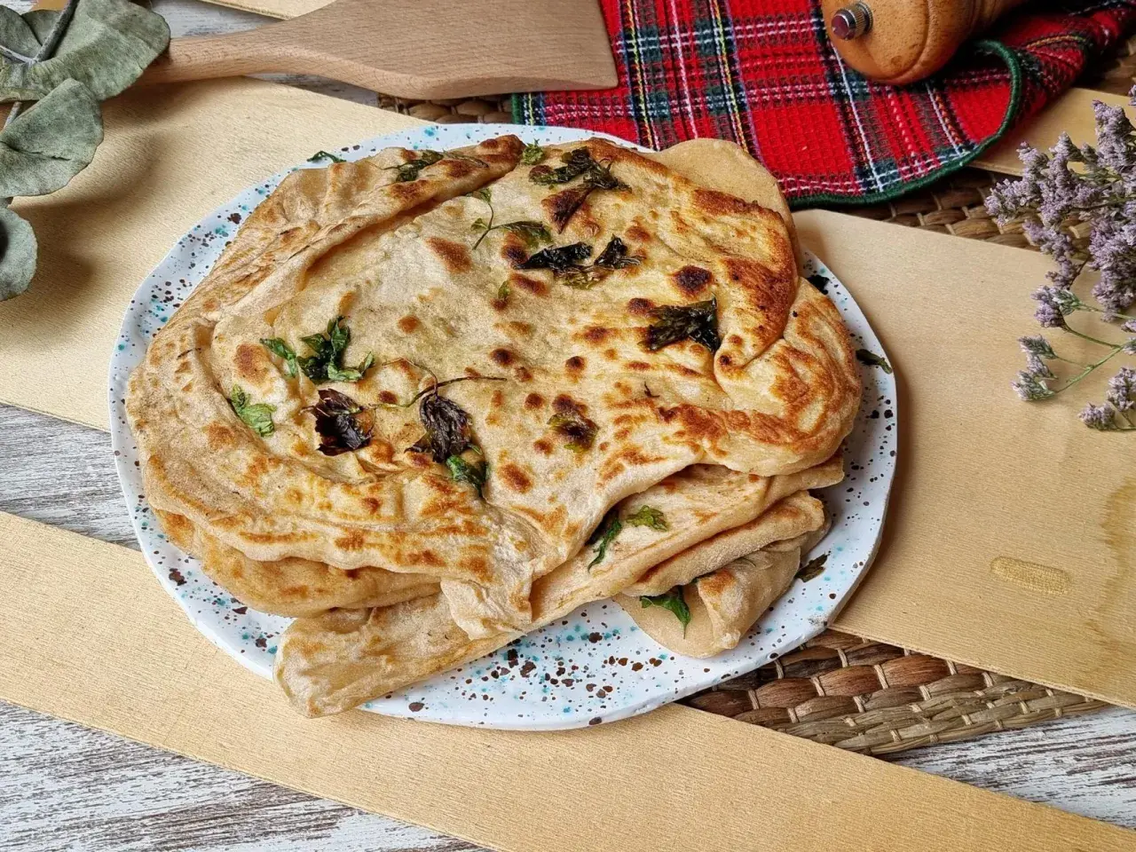 Pan plano casero con yogur, hierbas y un toque dorado. ¡Perfecto para tu próxima receta!