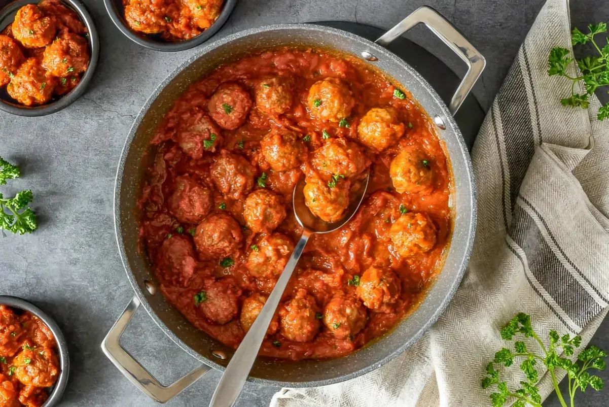 Sabrosas albóndigas caseras en una rica salsa de tomate, servidas en una sartén y cuencos.