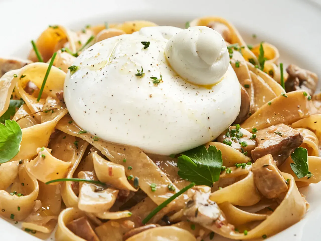 Pasta con burrata y champiñones, un plato cremoso y delicioso.