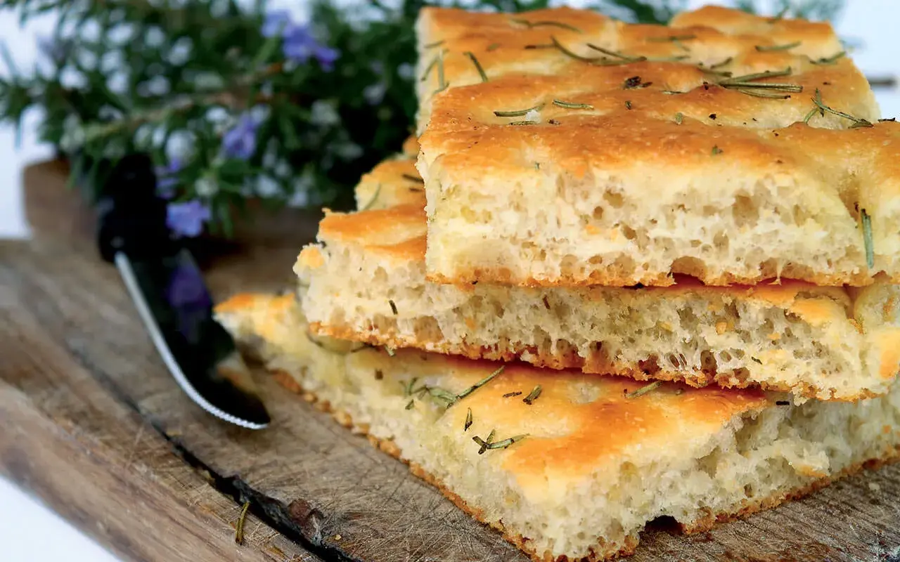 Focaccia con romero, perfecta para aprender como hacer pizza casera.
