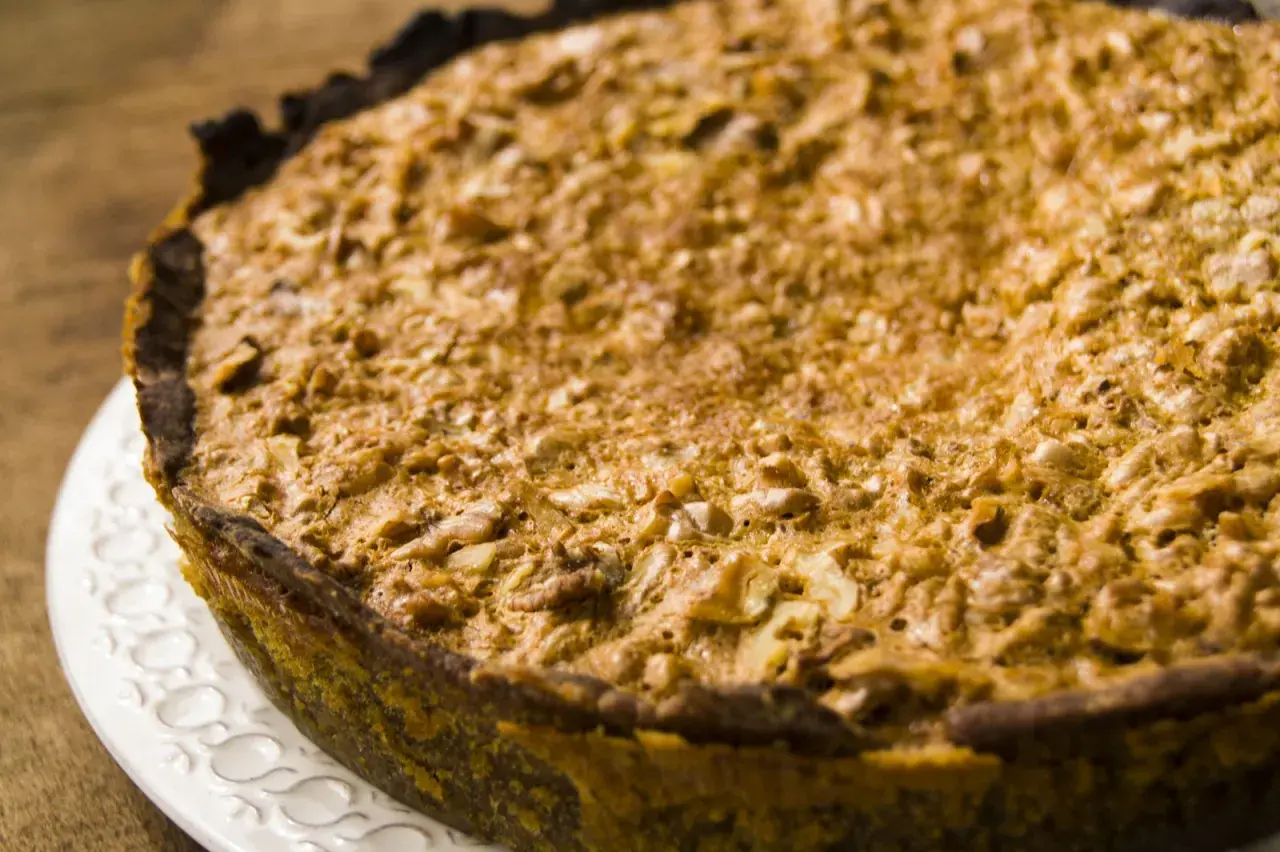 Tarta de nueces dorada y crujiente, lista para disfrutar.