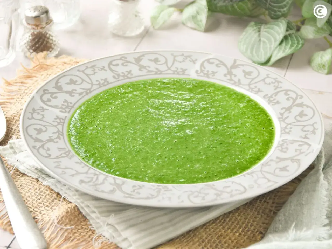 Crema de espinacas, un plato verde vibrante servido en un cuenco decorado, listo para disfrutar.