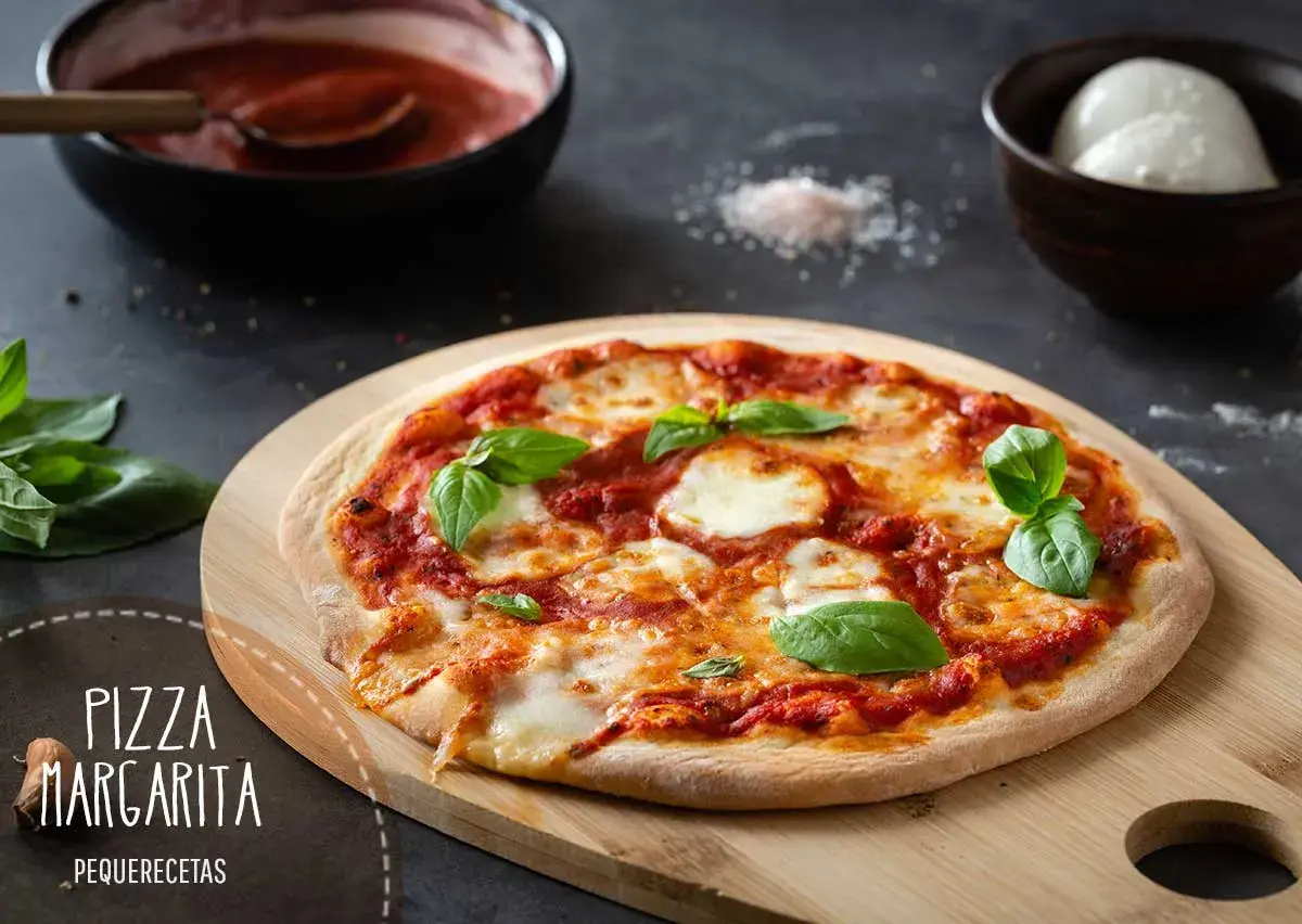 Pizza Margarita recién horneada, con tomate, mozzarella derretida y albahaca fresca. ¡Un clásico irresistible!