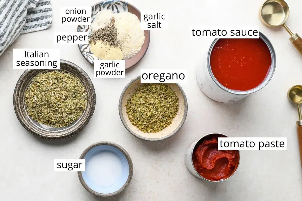 Ingredientes para una deliciosa salsa de tomate casera: tomate triturado, pasta de tomate, orégano, ajo, cebolla, azúcar, sal, pimienta y condimento italiano.