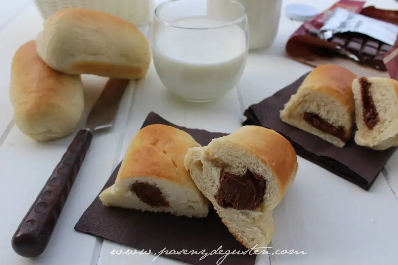 Pan de leche con chocolate, recién horneado y relleno de cremoso chocolate. Perfecto para un desayuno o merienda.