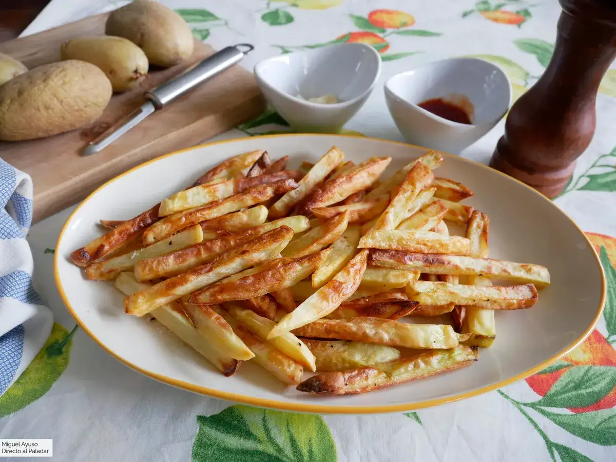 Patatas fritas doradas y crujientes, recién salidas de la freidora de aire. Perfectas para acompañar cualquier comida.