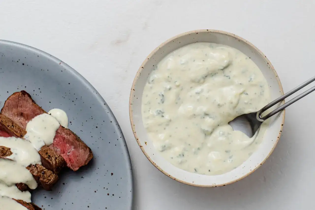 Solomillo jugoso ba&ntilde;ado en una cremosa salsa de queso azul, lista para ser servida.