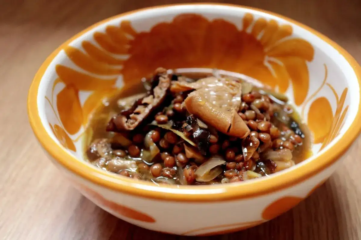 Un tazón de lentejas con boletus, un plato reconfortante y lleno de sabor.