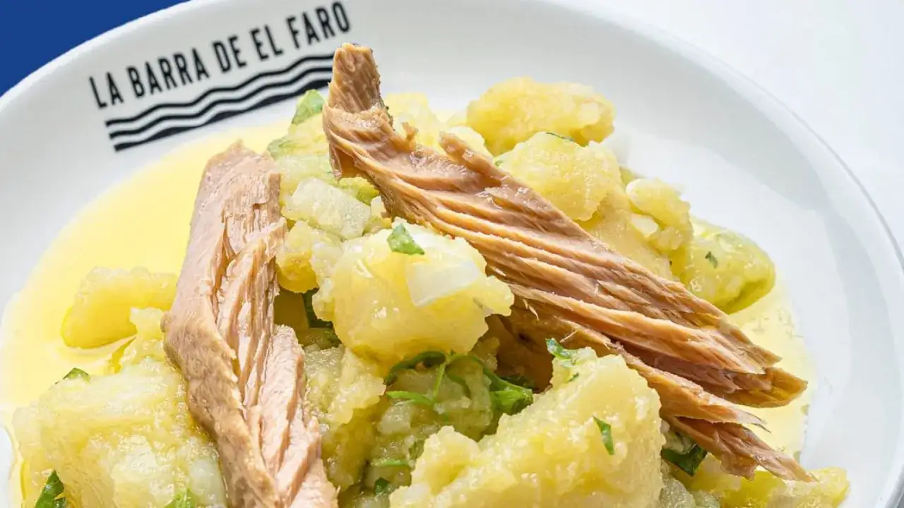 Papas ali&ntilde;as con at&uacute;n desmigado, un plato fresco y sabroso.