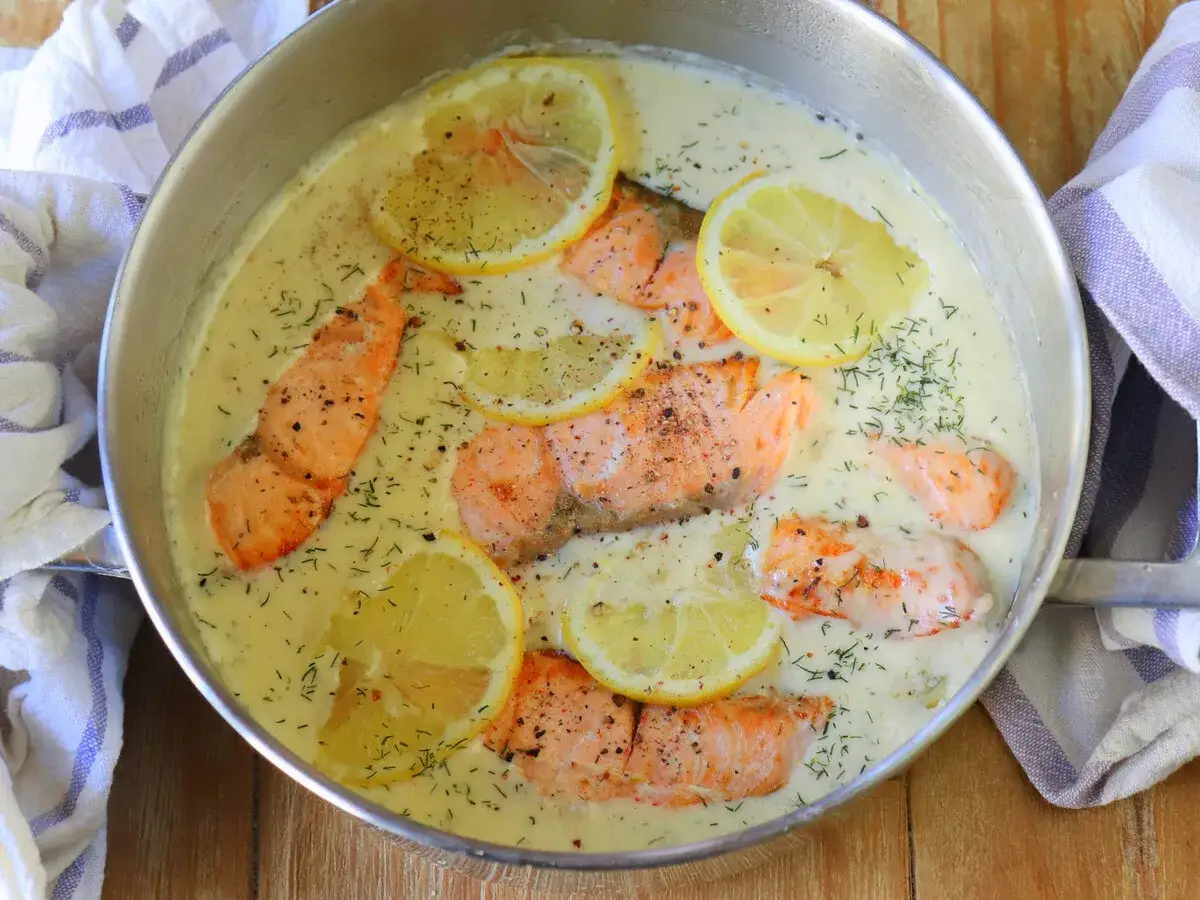 Salmón cremoso con limón y eneldo, listo para servir. ¡Perfecto para tu próxima comida en airfryer!