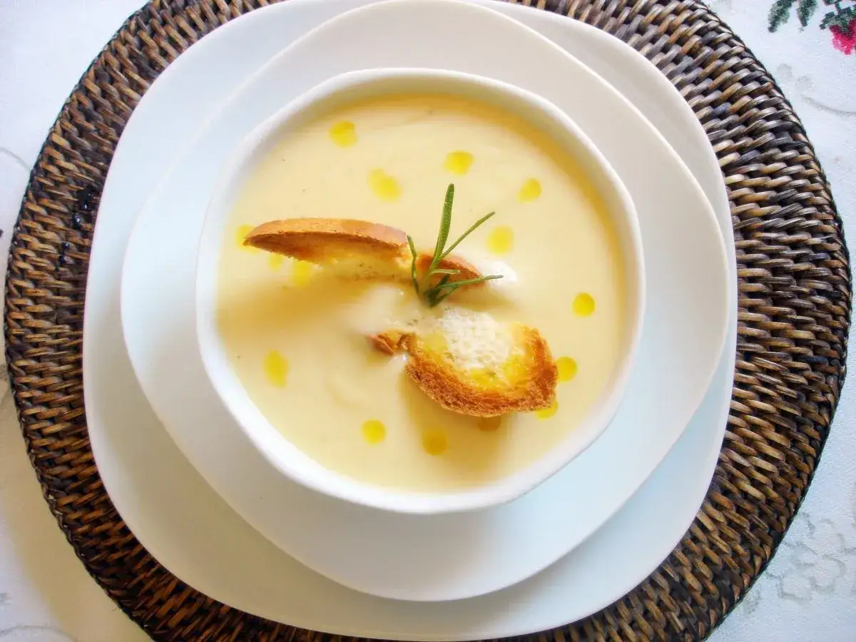 Crema de puerros y patatas con nata, coronada con picatostes crujientes y un toque de romero.