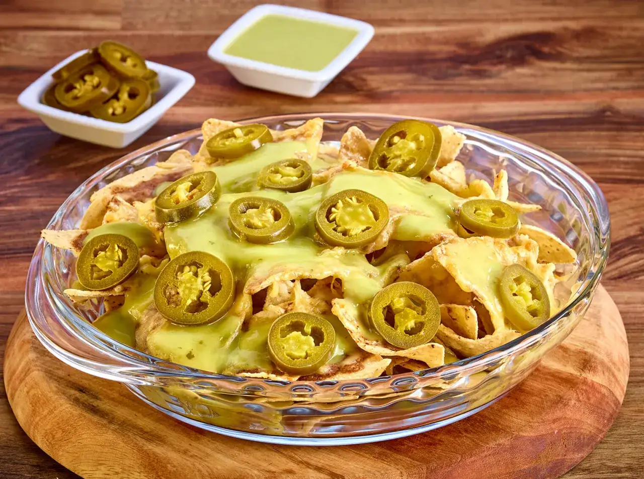 Nachos con queso fundido y jalape&ntilde;os picantes, listos para disfrutar.