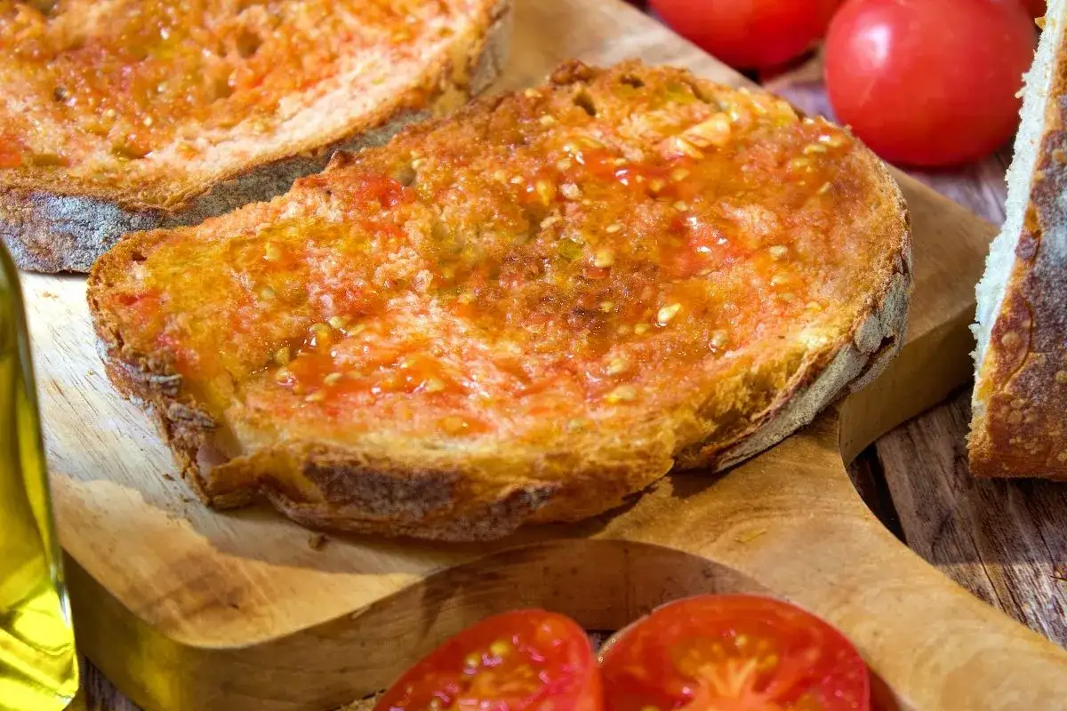 Pan tumaca con tomate rallado y aceite de oliva, listo para disfrutar.